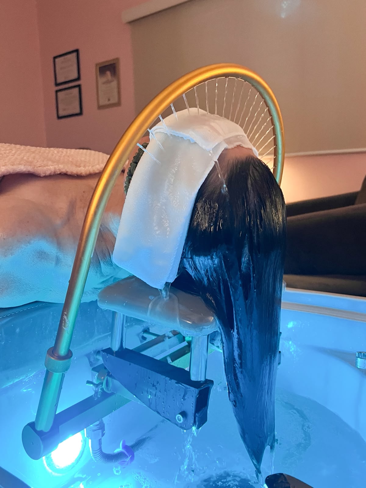 Cliente em sessão exclusiva de Head Spa na Stéli's Estética